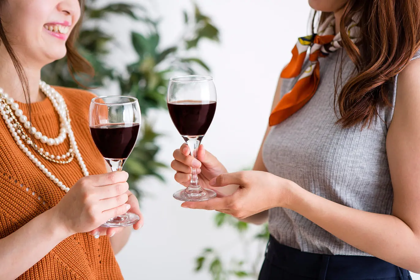 ワイングラスを手に談笑する女性2人の画像